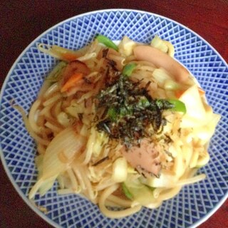 まろやかマーガリンde魚肉ソーセージの焼きうどん。